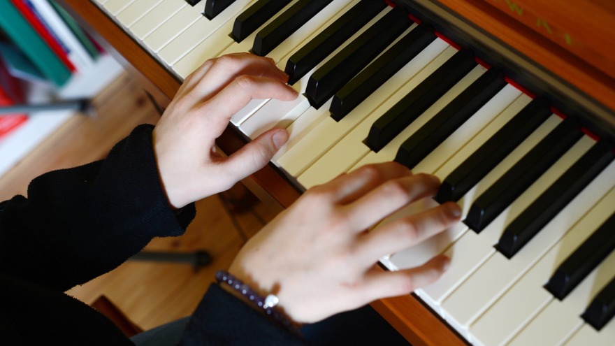 Die Pianistin von Theresienstadt. © dpa/Zentralbild/Jens Kalaene